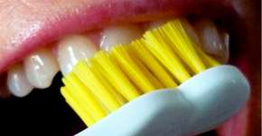 Sinal pouco conhecido de câncer pode ocorrer ao escovar os dentes