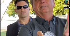 Bolsonaro exibe medalha de ‘imbrochável’ a apoiadores; assista