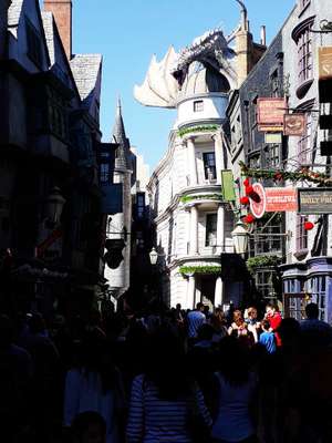 Vista do Beco Diagonal com decoração de natal