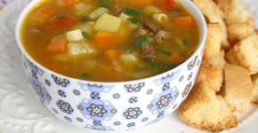 Sopa de legumes com carne para variar o cardápio no inverno