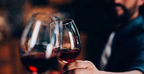 Ciência descobre por que taça de vinho pode provocar dor de cabeça