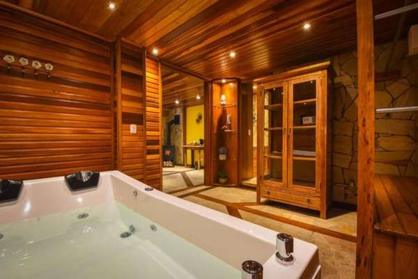 Suíte Queen com banheira da Pousada Borô