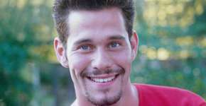 Galã dos anos 90 assume relacionamento com outro homem