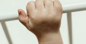 Bebê de 1 ano e 6 meses é mordido 14 vezes dentro da creche