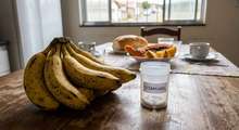 Featured side: Comer banana em vez de suplemento de potássio ajuda bastante, mas só vale a pena se o consumo for de ao menos 2 unidades por dia, maduras e acompanhadas de uma refeição