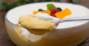 Gelado de mousse de manga na travessa; confira a receita