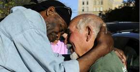 Aposentado de 82 anos corta cabelo de sem-teto em troca de abraços