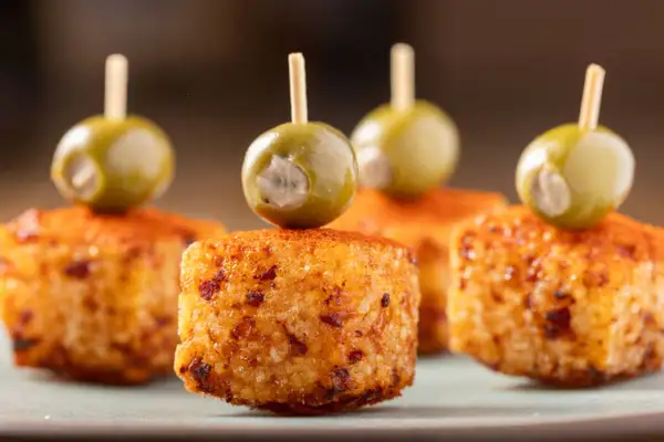 Albert Adrià (6 a 12 de outubro) - Dadinho de chorizo de porco e queijo manchego, páprica e azeitona recheada