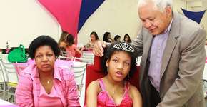 Jovens com deficiência ganham festa de debutante no RS graças à doações