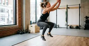 Louisa Nicola, neurocientista: “Fazer 10 agachamentos de salto a cada hora supera os benefícios de uma caminhada rápida de 30 minutos”