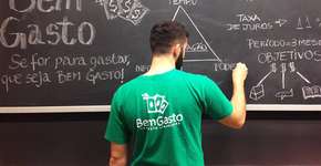 Projeto de estudantes ensina jovens e adultos sobre o uso consciente do dinheiro