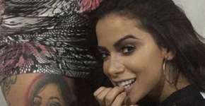Fã tatua Anitta na coxa; veja como ficou