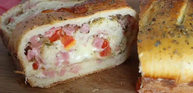 Pão pizza de forno: super recheado para o café da tarde