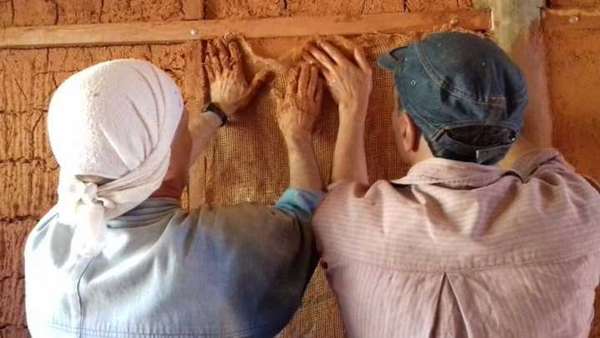 Monge Enjo e voluntário  durante a etapa de Barreamento