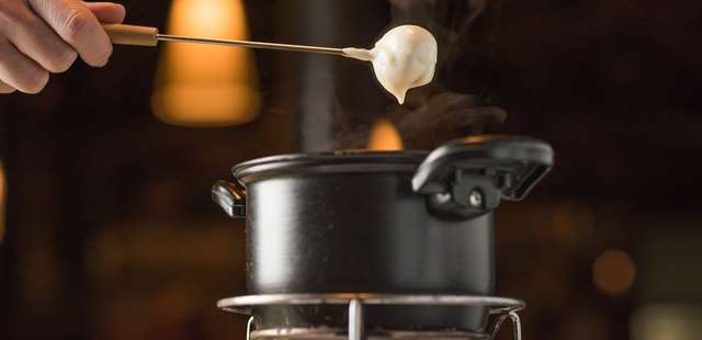 Prepare o fondue de chocolate branco que está deixando todo mundo com água na boca