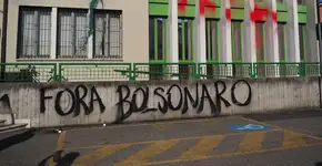 Bolsonaro é recebido com fezes e pichação na Itália