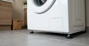 Aprenda o jeito de nivelar os pés da máquina de lavar pra ela parar de “pular” no meio da casa