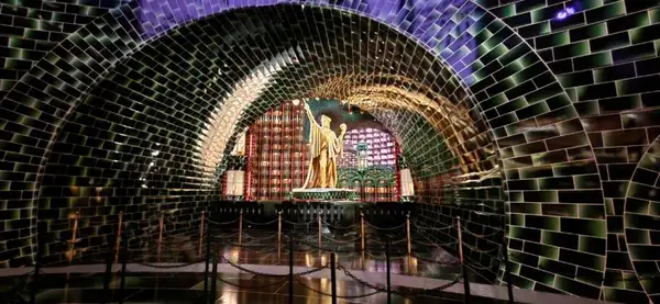 A experiência interativa começa na fila que leva ao brinquedo