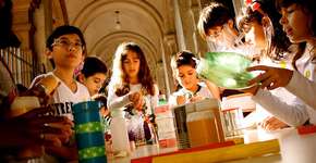 Oficinas ensinam a produzir instrumentos musicais com papel e plástico