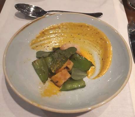 Lula, bernaise de maracujá e ervilha, do chef Pedro Siqueira