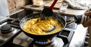 O que fazer para o ovo mexido não ficar borrachudo e ter aquela textura cremosa de café da manhã de hotel?