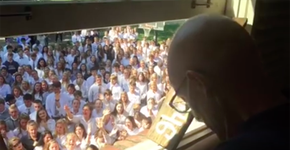 Em homenagem, alunos cantam na janela de professor com câncer