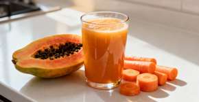 Quais são os benefícios de beber suco de mamão e cenoura?