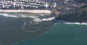 Mancha de poluição aparece na orla da Barra da Tijuca, no Rio