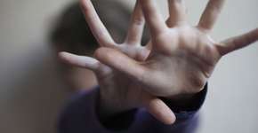 Homem é preso após ser flagrado pela esposa estuprando a filha