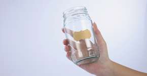 O truque com secador que remove etiquetas grudadas em potes de vidro