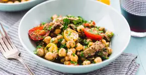 Salada de grão-de-bico com bacalhau super refrescante