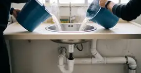 Por que você não deve jogar água fervente na pia?