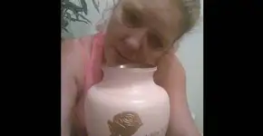 Mãe manda recado para traficante após perder filha para drogas