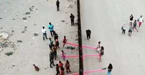 Gangorras em muro que separa EUA e México permitem crianças brincarem