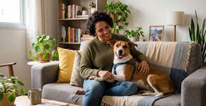 É isso que o cachorro está dizendo quando senta no seu colo