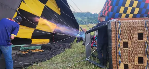 É o próprio piloto que cuida do procedimento de enchimento do balão