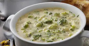 Essa sopa cremosa de brócolis com queijo vai virar seu novo vício nos dias frios