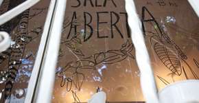 Jovens abrem a sala de casa para a cidade