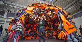 Gagueira não impede artista de 17 anos de mostrar seu trabalho