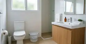 Duas colheres num balde de água e o banheiro fica sem mau cheiro durante semanas: o truque japonês elimina o odor de vez e deixa o ambiente cheiroso como uma perfumaria