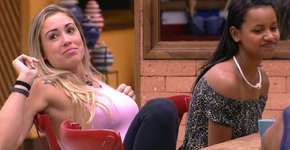 BBB 18: Gleici dá patada em Jéssica por reclamar de louças sujas