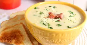 Sopa de alho-poró com calabresa é uma explosão de sabores