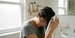 Transforme seu cabelo com este hábito de 5 minutos no banho que substitui idas ao salão
