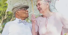 Casal que teve romance proibido faz ensaio de 60 anos de amor