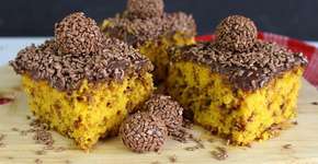 Bolo formigueiro de cenoura com calda de chocolate