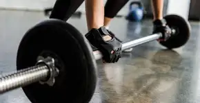 Por que você não deve levantar mais peso do que suporta na academia