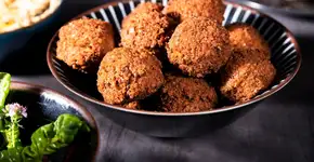 Falafel caseiro com ingredientes simples