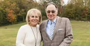 Bilionário promete dar R$ 186 mi para quem solucionar morte dos pais