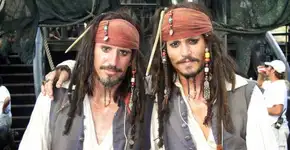 Veja 10 fotos de atores famosos juntos de seus dublês