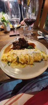 Filletto ai fungi, medalhão de filé mignon e tagliatelle na manteiga de sálvia